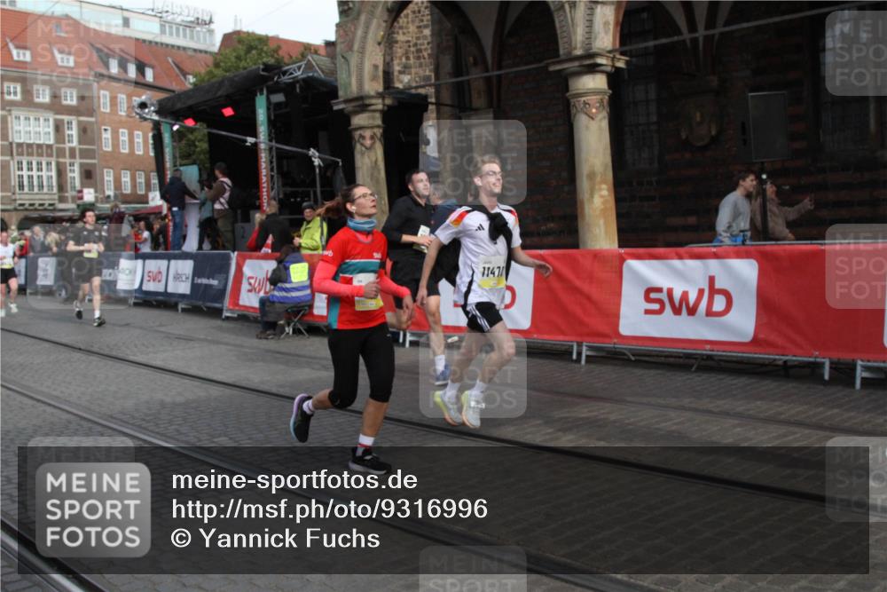 05.10.2025 - 20. swb-Marathon Bremen Yannick Fuchs http://msf.ph/oto/9316996 05.10.2025 10:55:02 Ziel 9427, 9475, 9570, 10231, 11320, 11470, 11507, 11523 meine-sportfotos.de
