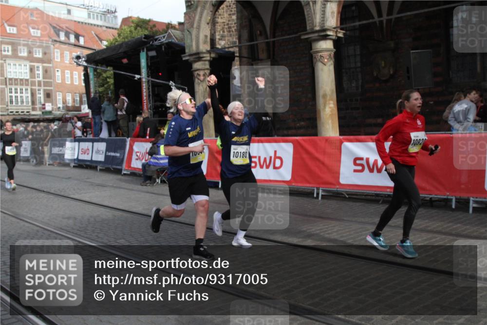 05.10.2025 - 20. swb-Marathon Bremen Yannick Fuchs http://msf.ph/oto/9317005 05.10.2025 10:55:13 Ziel 9176, 10003, 10034, 10180, 10307, 10326, 10920, 11317 meine-sportfotos.de