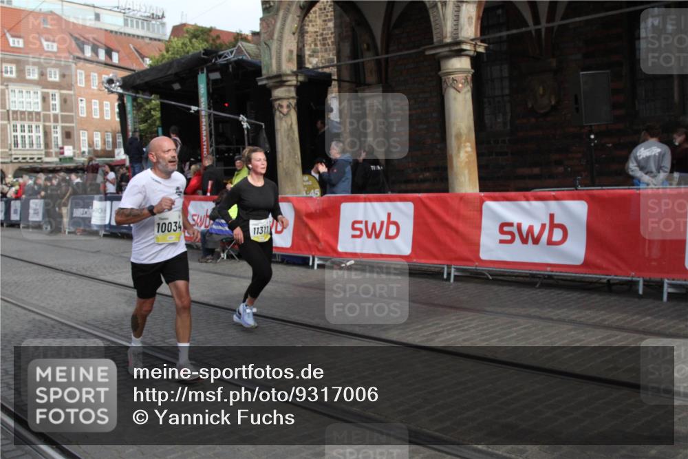 05.10.2025 - 20. swb-Marathon Bremen Yannick Fuchs http://msf.ph/oto/9317006 05.10.2025 10:55:15 Ziel 9176, 9318, 10003, 10034, 10326, 11140, 11317 meine-sportfotos.de