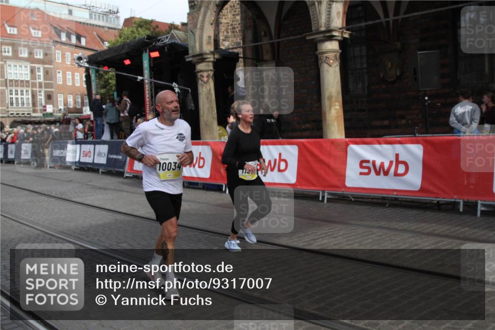 05.10.2025 - 20. swb-Marathon Bremen Yannick Fuchs http://msf.ph/oto/9317007 05.10.2025 10:55:15 Ziel 9176, 9318, 10003, 10034, 10326, 11140, 11317 meine-sportfotos.de