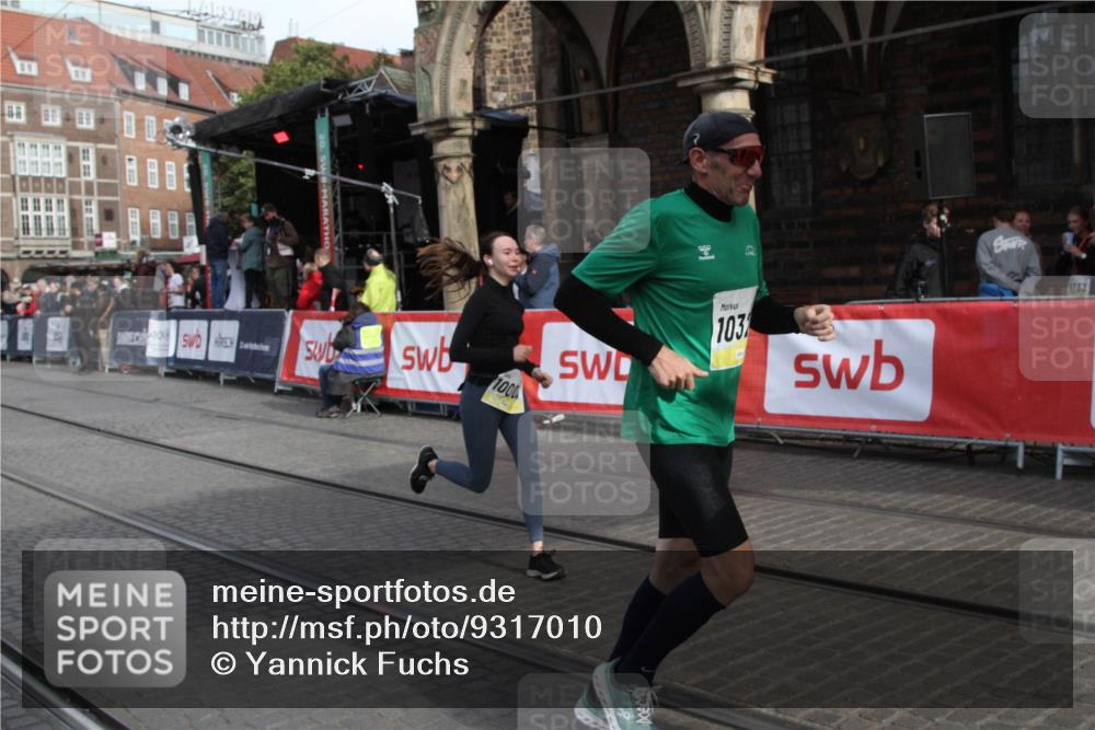 05.10.2025 - 20. swb-Marathon Bremen Yannick Fuchs http://msf.ph/oto/9317010 05.10.2025 10:55:18 Ziel 9176, 9318, 9881, 10003, 10326, 11042, 11140 meine-sportfotos.de