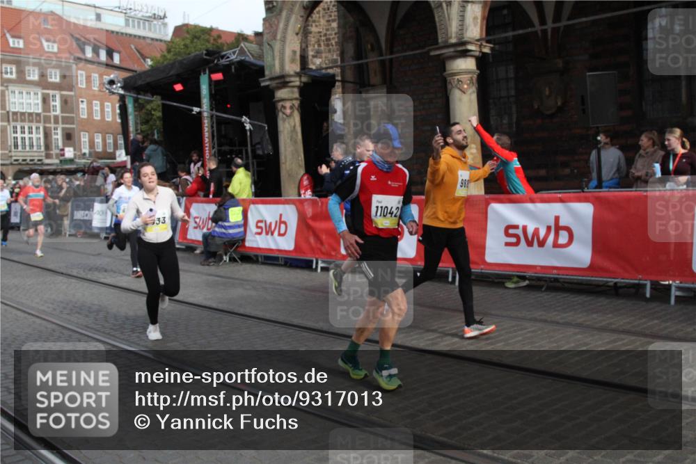 05.10.2025 - 20. swb-Marathon Bremen Yannick Fuchs http://msf.ph/oto/9317013 05.10.2025 10:55:23 Ziel 9201, 9350, 9514, 9654, 9881, 9933, 10116, 10970, 11042, 11115, 11702 meine-sportfotos.de