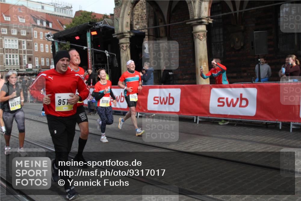 05.10.2025 - 20. swb-Marathon Bremen Yannick Fuchs http://msf.ph/oto/9317017 05.10.2025 10:55:26 Ziel 9201, 9350, 9514, 9654, 10256, 10260, 10970, 11115, 11380, 11431, 11702 meine-sportfotos.de