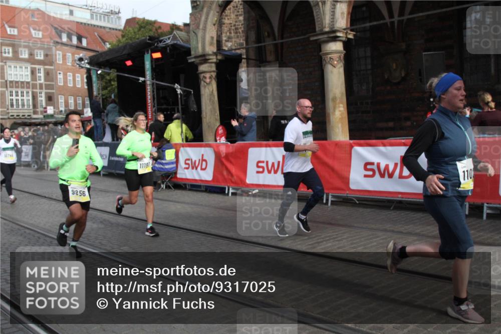 05.10.2025 - 20. swb-Marathon Bremen Yannick Fuchs http://msf.ph/oto/9317025 05.10.2025 10:55:36 Ziel 9492, 9856, 10111, 10262, 10745, 10757, 11025, 11197 meine-sportfotos.de