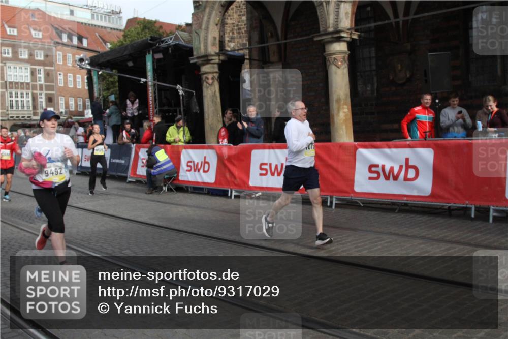 05.10.2025 - 20. swb-Marathon Bremen Yannick Fuchs http://msf.ph/oto/9317029 05.10.2025 10:55:41 Ziel 7165, 9195, 9197, 9492, 9720, 10107, 10195, 10475, 10755, 10757, 10909, 11588 meine-sportfotos.de