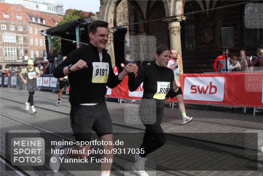 05.10.2025 - 20. swb-Marathon Bremen Yannick Fuchs http://msf.ph/oto/9317035 05.10.2025 10:55:46 Ziel 9195, 9197, 9621, 9882, 10088, 10287, 10323, 10475, 10800, 10909, 11081, 11586, 11624 meine-sportfotos.de