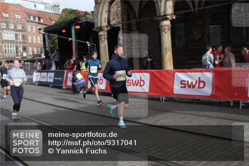 05.10.2025 - 20. swb-Marathon Bremen Yannick Fuchs http://msf.ph/oto/9317041 05.10.2025 10:55:53 Ziel 9521, 10253, 10385, 10610, 10653, 11052, 11249 meine-sportfotos.de