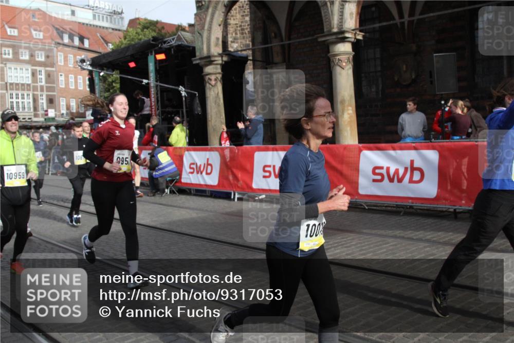 05.10.2025 - 20. swb-Marathon Bremen Yannick Fuchs http://msf.ph/oto/9317053 05.10.2025 10:56:08 Ziel 9541, 9950, 10006, 10015, 10394, 10641, 10664, 10675, 10959, 11095, 11148, 11626 meine-sportfotos.de