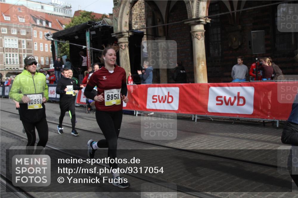 05.10.2025 - 20. swb-Marathon Bremen Yannick Fuchs http://msf.ph/oto/9317054 05.10.2025 10:56:08 Ziel 9541, 9950, 10006, 10015, 10394, 10641, 10664, 10675, 10959, 11095, 11148, 11626 meine-sportfotos.de