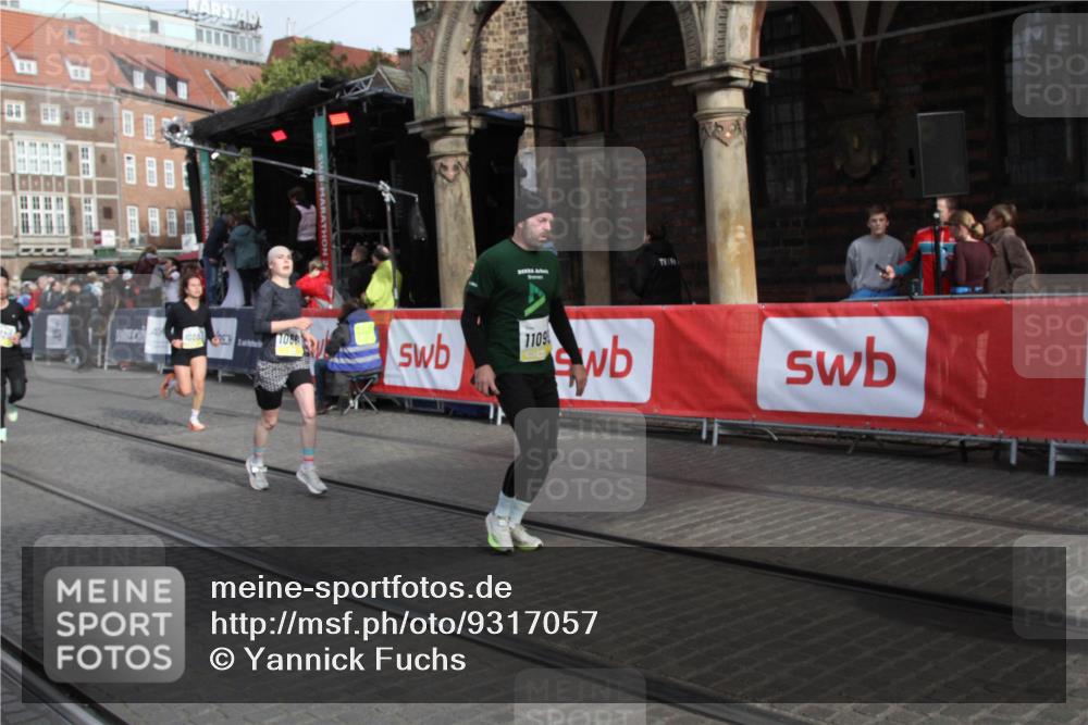 05.10.2025 - 20. swb-Marathon Bremen Yannick Fuchs http://msf.ph/oto/9317057 05.10.2025 10:56:12 Ziel 9811, 9968, 10006, 10009, 10664, 10989, 11095, 11366, 11620, 11693 meine-sportfotos.de