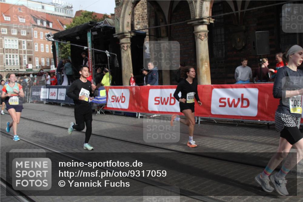 05.10.2025 - 20. swb-Marathon Bremen Yannick Fuchs http://msf.ph/oto/9317059 05.10.2025 10:56:13 Ziel 9811, 9968, 10006, 10009, 10664, 10989, 11095, 11366, 11620, 11630, 11693 meine-sportfotos.de