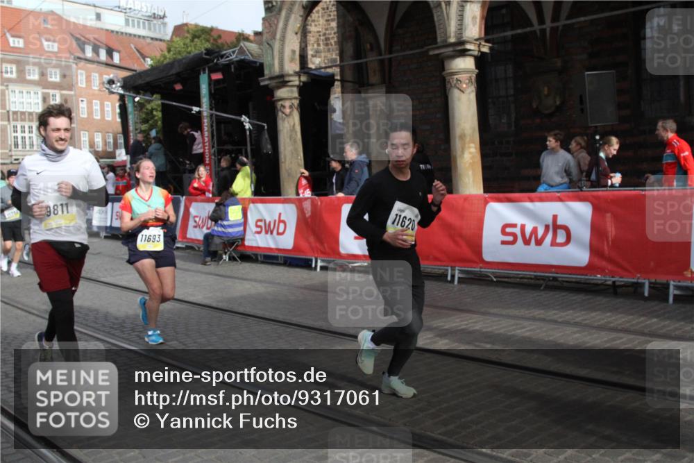 05.10.2025 - 20. swb-Marathon Bremen Yannick Fuchs http://msf.ph/oto/9317061 05.10.2025 10:56:14 Ziel 9811, 9855, 9968, 10006, 10009, 10989, 11095, 11366, 11620, 11630, 11693 meine-sportfotos.de