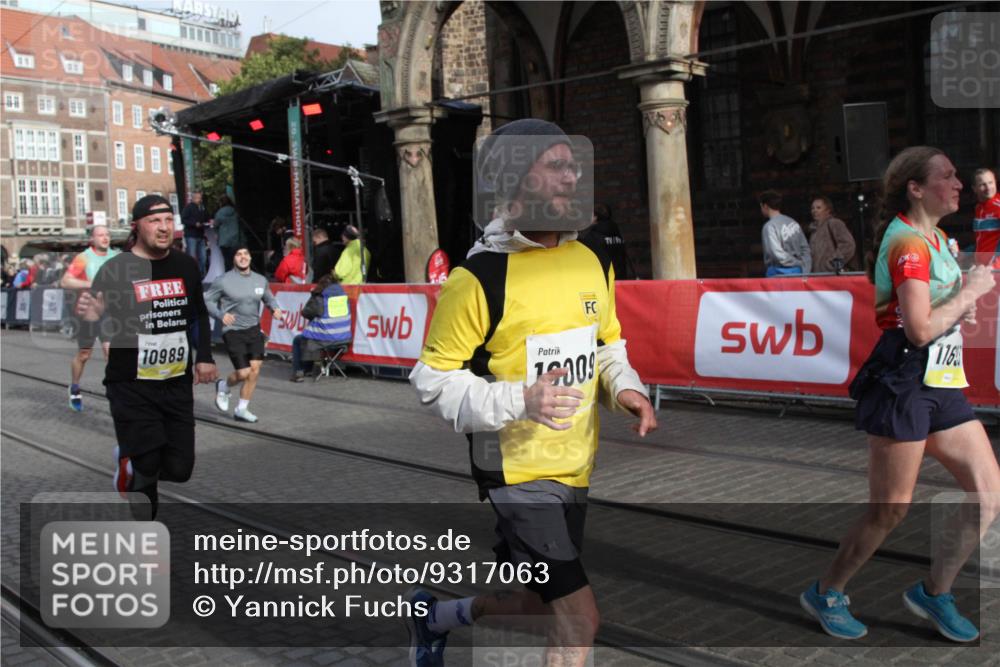 05.10.2025 - 20. swb-Marathon Bremen Yannick Fuchs http://msf.ph/oto/9317063 05.10.2025 10:56:15 Ziel 9811, 9855, 9968, 10009, 10989, 11366, 11620, 11630, 11693, 11741 meine-sportfotos.de