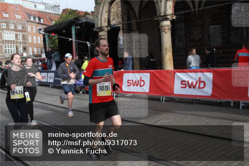 05.10.2025 - 20. swb-Marathon Bremen Yannick Fuchs http://msf.ph/oto/9317073 05.10.2025 10:56:27 Ziel 9424, 9783, 9932, 10028, 10191, 10424, 10590, 11662, 11723 meine-sportfotos.de