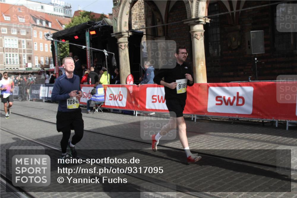 05.10.2025 - 20. swb-Marathon Bremen Yannick Fuchs http://msf.ph/oto/9317095 05.10.2025 10:56:53 Ziel 9188, 10145, 10845, 10924, 11426, 11675, 11734 meine-sportfotos.de
