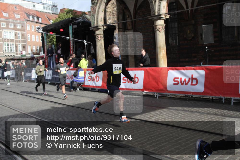 05.10.2025 - 20. swb-Marathon Bremen Yannick Fuchs http://msf.ph/oto/9317104 05.10.2025 10:57:07 Ziel 5172, 9451, 9797, 9937, 10069, 11435, 11566 meine-sportfotos.de