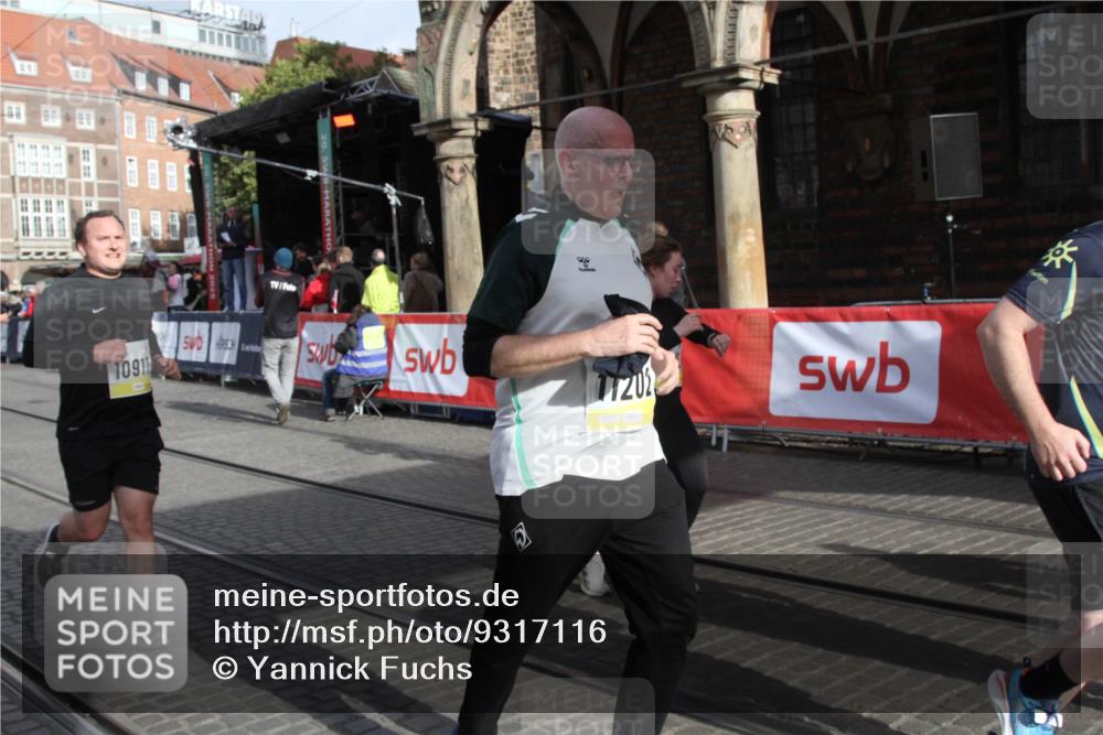 05.10.2025 - 20. swb-Marathon Bremen Yannick Fuchs http://msf.ph/oto/9317116 05.10.2025 10:57:17 Ziel 9489, 9577, 10293, 10545, 10917, 11138, 11202, 11434, 11596, 11686 meine-sportfotos.de
