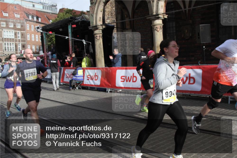 05.10.2025 - 20. swb-Marathon Bremen Yannick Fuchs http://msf.ph/oto/9317122 05.10.2025 10:57:24 Ziel 7101, 9260, 9292, 9450, 9550, 9844, 9947, 10169, 10281, 10367, 10657, 11015 meine-sportfotos.de