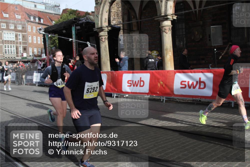 05.10.2025 - 20. swb-Marathon Bremen Yannick Fuchs http://msf.ph/oto/9317123 05.10.2025 10:57:24 Ziel 7101, 9260, 9292, 9450, 9550, 9844, 9947, 10169, 10281, 10367, 10657, 11015 meine-sportfotos.de