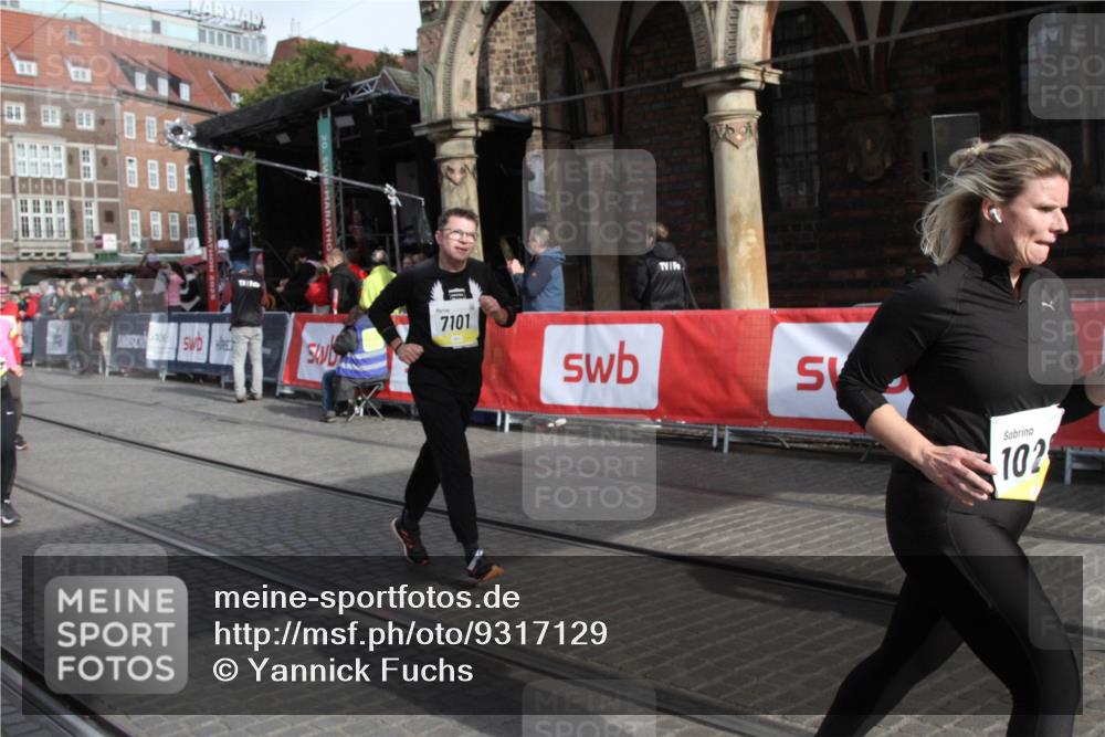 05.10.2025 - 20. swb-Marathon Bremen Yannick Fuchs http://msf.ph/oto/9317129 05.10.2025 10:57:29 Ziel 7101, 9215, 9550, 10281, 10645, 10950, 11606 meine-sportfotos.de