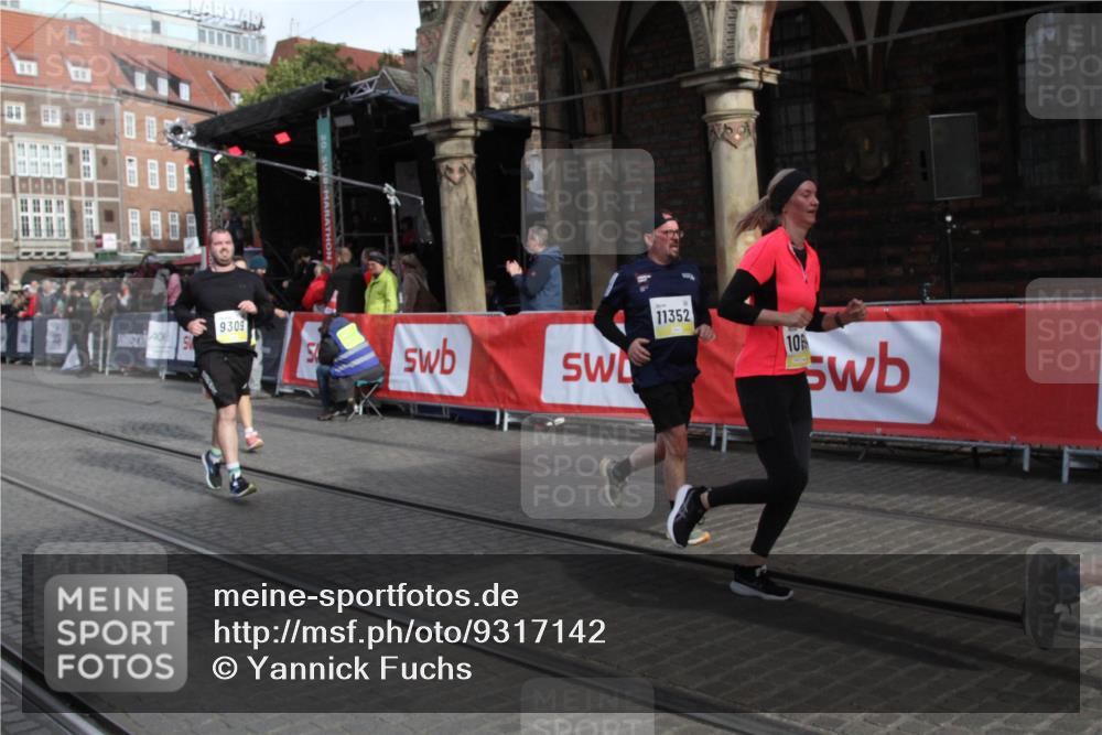 05.10.2025 - 20. swb-Marathon Bremen Yannick Fuchs http://msf.ph/oto/9317142 05.10.2025 10:57:43 Ziel 9309, 9372, 9585, 9943, 10225, 10250, 10329, 10555, 10694, 10754, 11352, 11583 meine-sportfotos.de