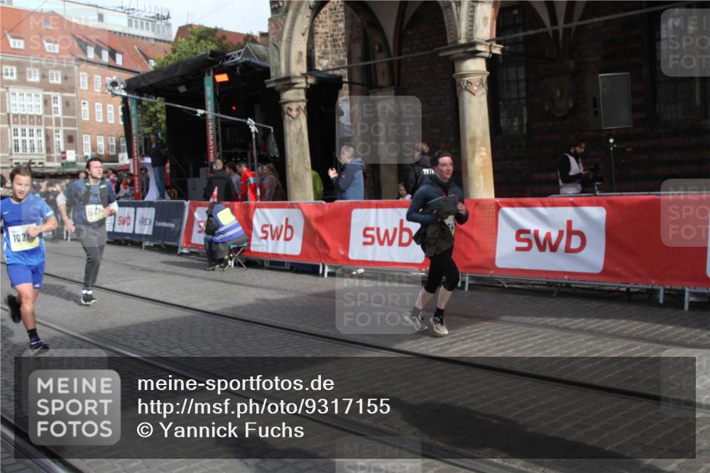 05.10.2025 - 20. swb-Marathon Bremen Yannick Fuchs http://msf.ph/oto/9317155 05.10.2025 10:57:56 Ziel 9221, 9719, 10219, 10651, 10834, 10890, 10975, 11023, 11116, 11301, 11469, 11564, 11575 meine-sportfotos.de