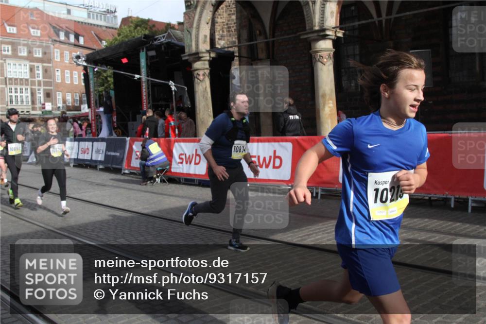 05.10.2025 - 20. swb-Marathon Bremen Yannick Fuchs http://msf.ph/oto/9317157 05.10.2025 10:57:57 Ziel 9221, 9568, 9719, 10219, 10651, 10703, 10834, 10975, 11023, 11116, 11301, 11469, 11564 meine-sportfotos.de
