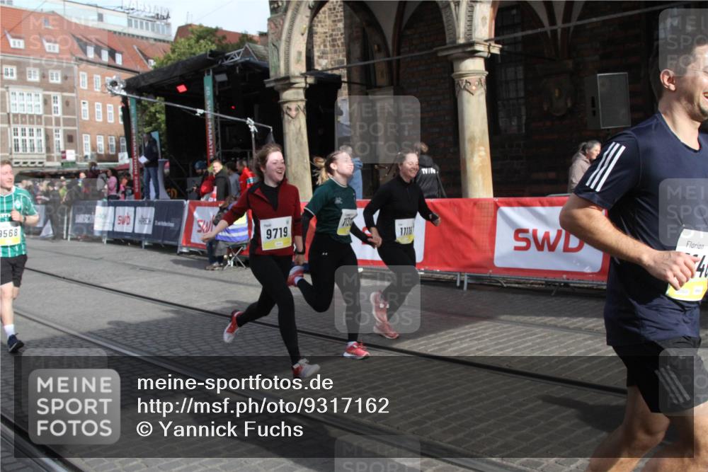 05.10.2025 - 20. swb-Marathon Bremen Yannick Fuchs http://msf.ph/oto/9317162 05.10.2025 10:58:01 Ziel 9221, 9568, 9719, 10577, 10703, 11116, 11301, 11469, 11663 meine-sportfotos.de