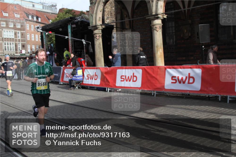 05.10.2025 - 20. swb-Marathon Bremen Yannick Fuchs http://msf.ph/oto/9317163 05.10.2025 10:58:02 Ziel 9568, 9719, 10577, 10703, 10793, 11116, 11301, 11663 meine-sportfotos.de