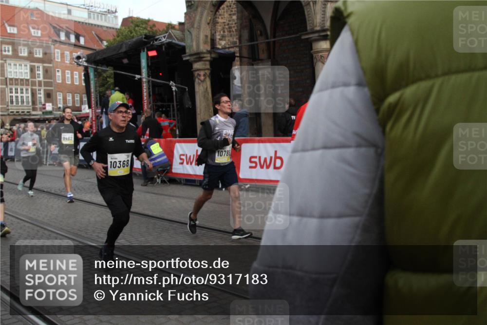 05.10.2025 - 20. swb-Marathon Bremen Yannick Fuchs http://msf.ph/oto/9317183 05.10.2025 10:58:24 Ziel 7077, 9174, 9462, 9608, 10084, 10368, 10586, 10786, 11049, 11184, 11495, 11724 meine-sportfotos.de