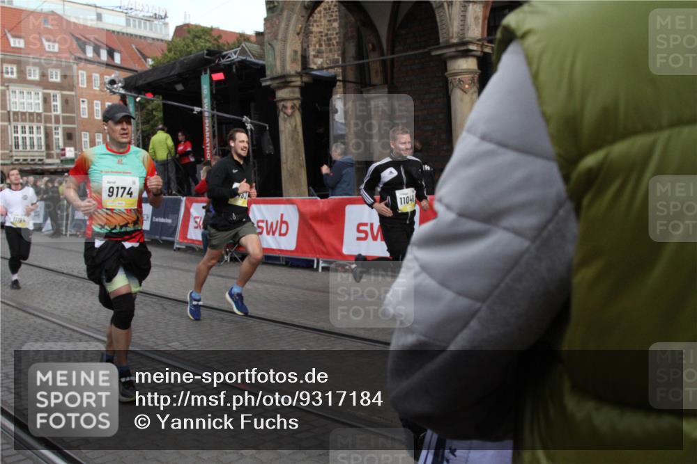 05.10.2025 - 20. swb-Marathon Bremen Yannick Fuchs http://msf.ph/oto/9317184 05.10.2025 10:58:24 Ziel 7077, 9174, 9462, 9608, 10084, 10368, 10586, 10786, 11049, 11184, 11495, 11724 meine-sportfotos.de