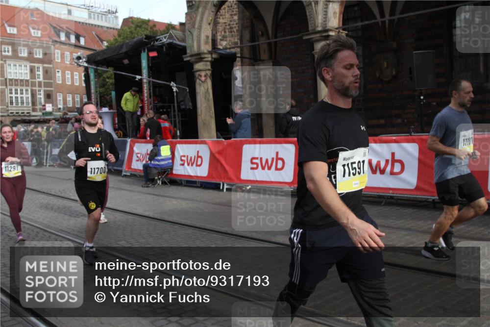 05.10.2025 - 20. swb-Marathon Bremen Yannick Fuchs http://msf.ph/oto/9317193 05.10.2025 10:58:32 Ziel 9433, 9820, 10055, 10408, 11181, 11291, 11591, 11700 meine-sportfotos.de