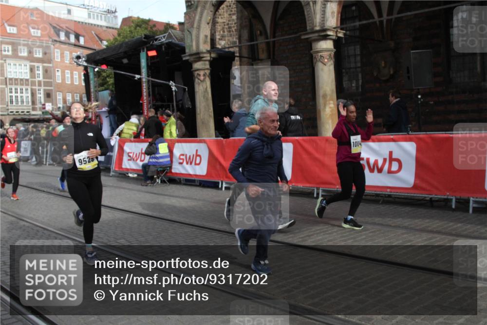 05.10.2025 - 20. swb-Marathon Bremen Yannick Fuchs http://msf.ph/oto/9317202 05.10.2025 10:58:42 Ziel 7163, 9359, 9430, 9472, 9529, 9714, 9766, 10049, 10527, 10591, 10679, 10871, 10936, 11078 meine-sportfotos.de