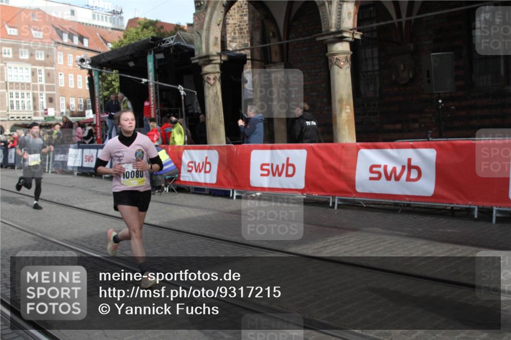 05.10.2025 - 20. swb-Marathon Bremen Yannick Fuchs http://msf.ph/oto/9317215 05.10.2025 10:58:59 Ziel 9349, 9518, 9542, 9601, 10080, 10560, 11483, 11612 meine-sportfotos.de