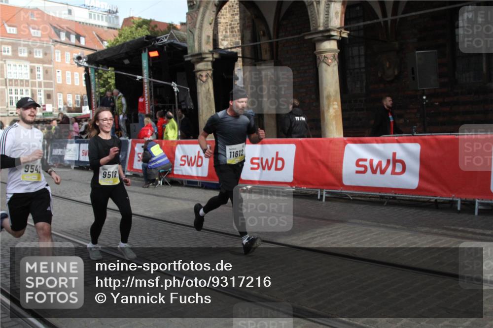 05.10.2025 - 20. swb-Marathon Bremen Yannick Fuchs http://msf.ph/oto/9317216 05.10.2025 10:59:01 Ziel 9518, 9542, 9601, 9847, 9977, 10588, 11612 meine-sportfotos.de