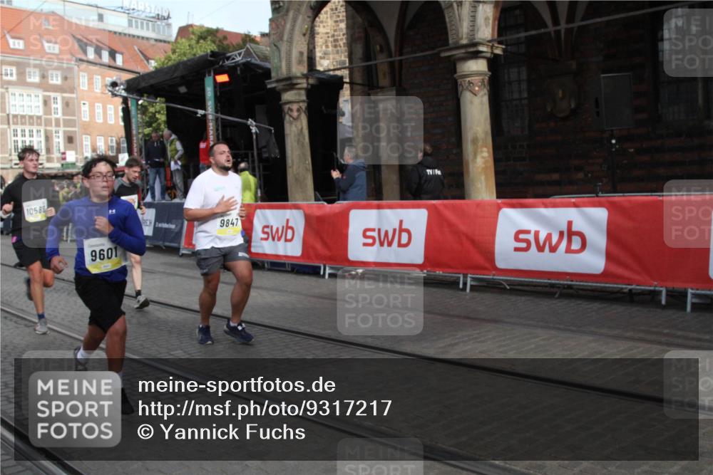05.10.2025 - 20. swb-Marathon Bremen Yannick Fuchs http://msf.ph/oto/9317217 05.10.2025 10:59:04 Ziel 9601, 9847, 9977, 10357, 10588, 10607 meine-sportfotos.de