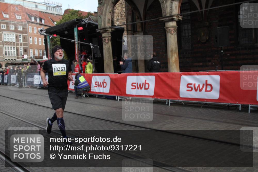 05.10.2025 - 20. swb-Marathon Bremen Yannick Fuchs http://msf.ph/oto/9317221 05.10.2025 10:59:07 Ziel 10357, 10594, 10607 meine-sportfotos.de