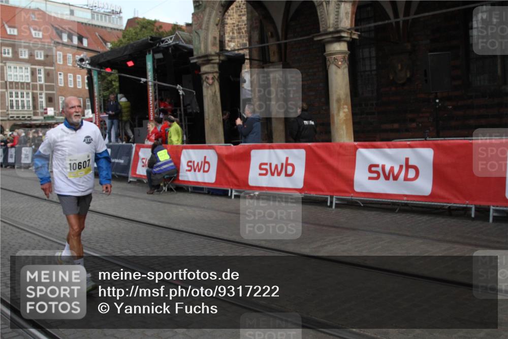 05.10.2025 - 20. swb-Marathon Bremen Yannick Fuchs http://msf.ph/oto/9317222 05.10.2025 10:59:09 Ziel 9692, 10357, 10594, 10607 meine-sportfotos.de