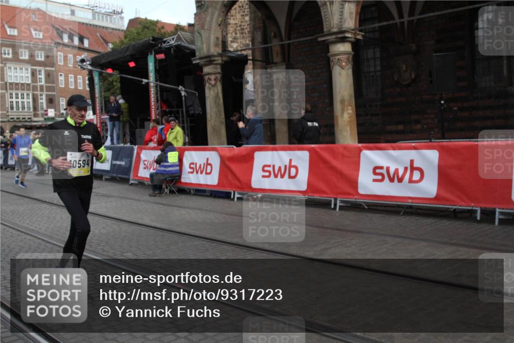 05.10.2025 - 20. swb-Marathon Bremen Yannick Fuchs http://msf.ph/oto/9317223 05.10.2025 10:59:11 Ziel 9219, 9692, 10039, 10143, 10353, 10594 meine-sportfotos.de