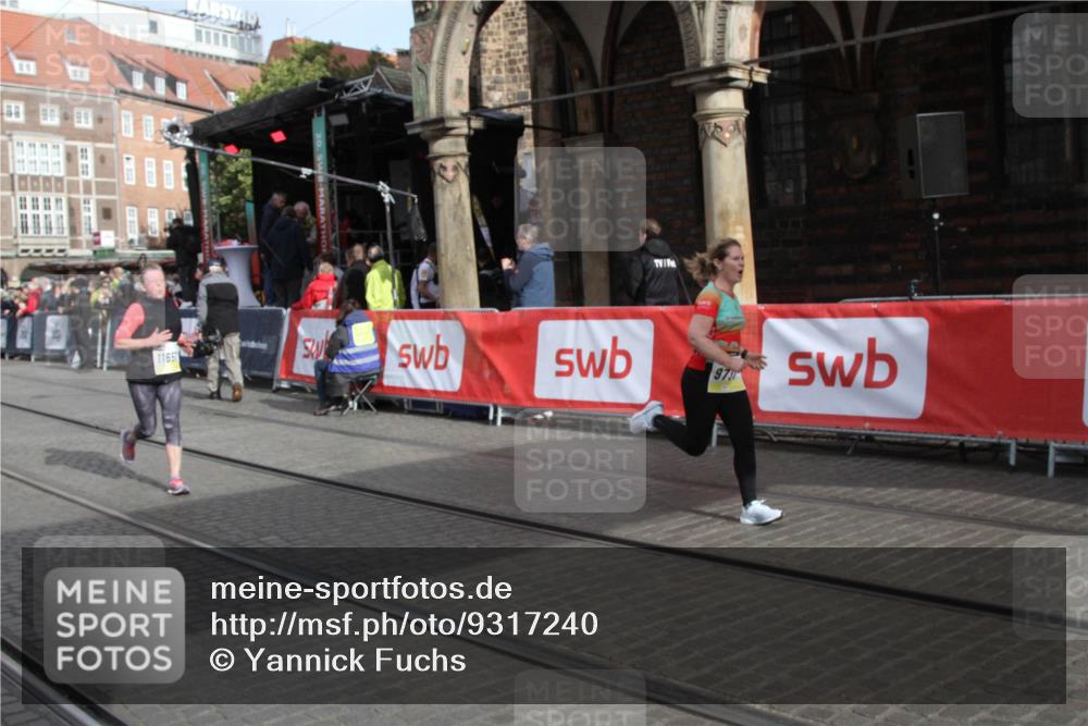 05.10.2025 - 20. swb-Marathon Bremen Yannick Fuchs http://msf.ph/oto/9317240 05.10.2025 10:59:36 Ziel 9609, 9737, 10809, 11251, 11657 meine-sportfotos.de
