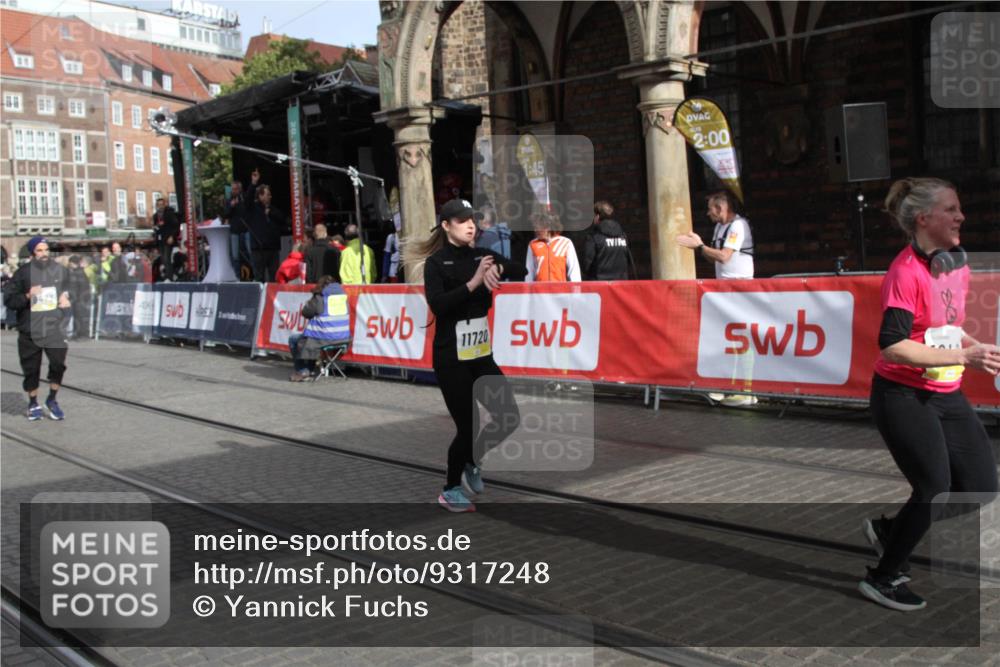 05.10.2025 - 20. swb-Marathon Bremen Yannick Fuchs http://msf.ph/oto/9317248 05.10.2025 10:59:49 Ziel 9473, 10420, 11582, 11720 meine-sportfotos.de