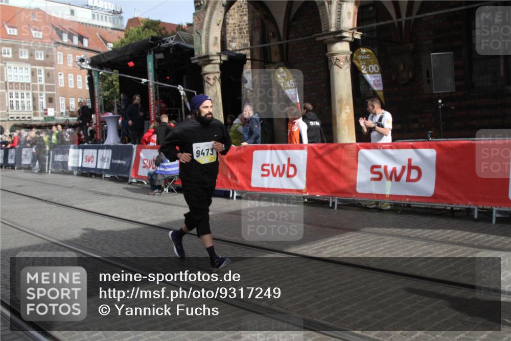 05.10.2025 - 20. swb-Marathon Bremen Yannick Fuchs http://msf.ph/oto/9317249 05.10.2025 10:59:51 Ziel 9378, 9473, 9673, 11582 meine-sportfotos.de