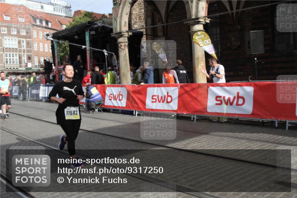 05.10.2025 - 20. swb-Marathon Bremen Yannick Fuchs http://msf.ph/oto/9317250 05.10.2025 10:59:53 Ziel 9378, 9673, 11582 meine-sportfotos.de
