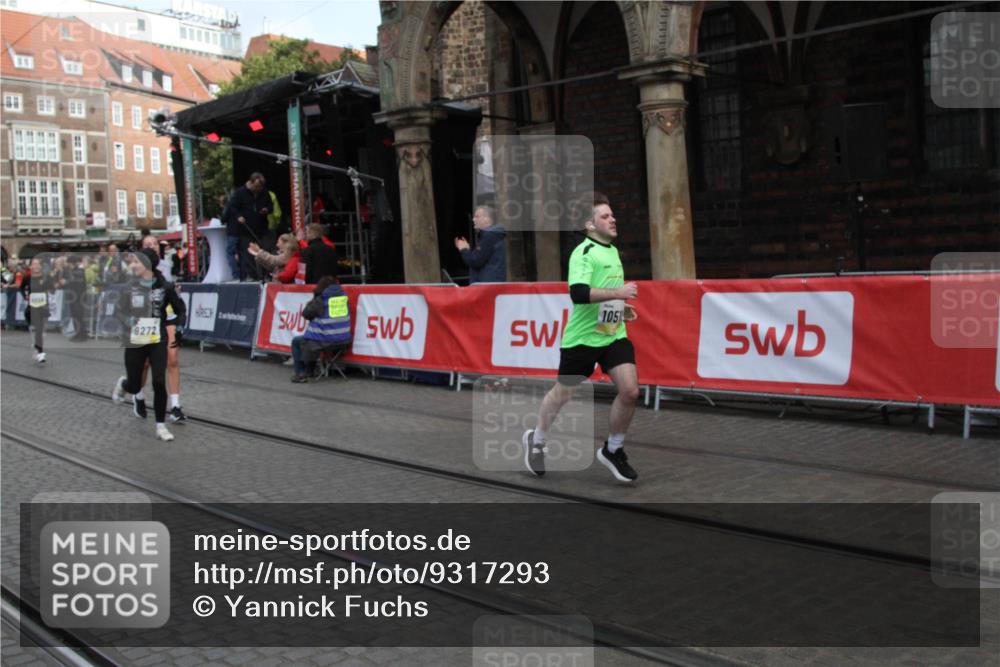 05.10.2025 - 20. swb-Marathon Bremen Yannick Fuchs http://msf.ph/oto/9317293 05.10.2025 11:00:45 Ziel 9272, 9858, 10518, 10872, 10901, 11034 meine-sportfotos.de