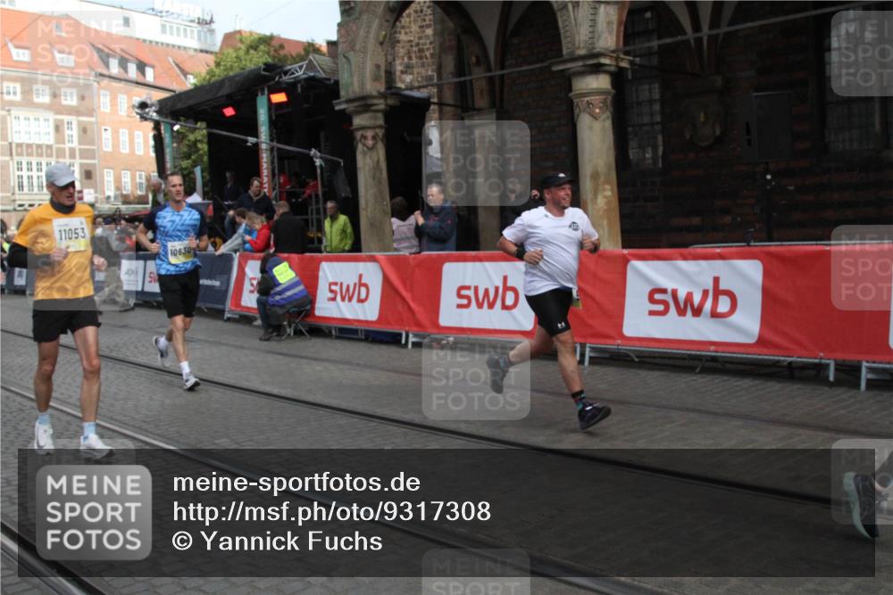 05.10.2025 - 20. swb-Marathon Bremen Yannick Fuchs http://msf.ph/oto/9317308 05.10.2025 11:01:09 Ziel 9305, 9443, 9880, 9954, 10477, 10630, 11053, 11524, 11719 meine-sportfotos.de