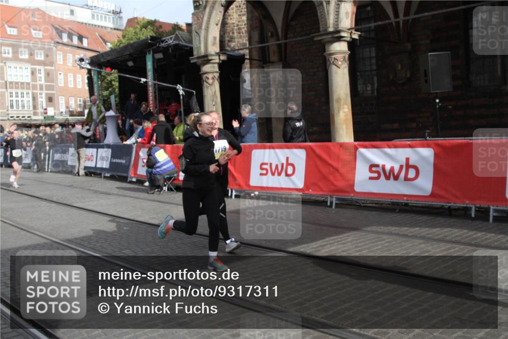 05.10.2025 - 20. swb-Marathon Bremen Yannick Fuchs http://msf.ph/oto/9317311 05.10.2025 11:01:12 Ziel 9443, 9880, 10477, 10630, 11524, 11719 meine-sportfotos.de
