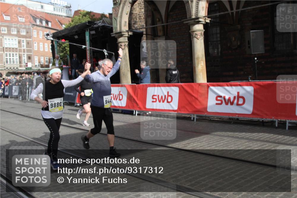 05.10.2025 - 20. swb-Marathon Bremen Yannick Fuchs http://msf.ph/oto/9317312 05.10.2025 11:01:14 Ziel 9182, 9443, 9880, 10914, 11337, 11338, 11524, 11597 meine-sportfotos.de