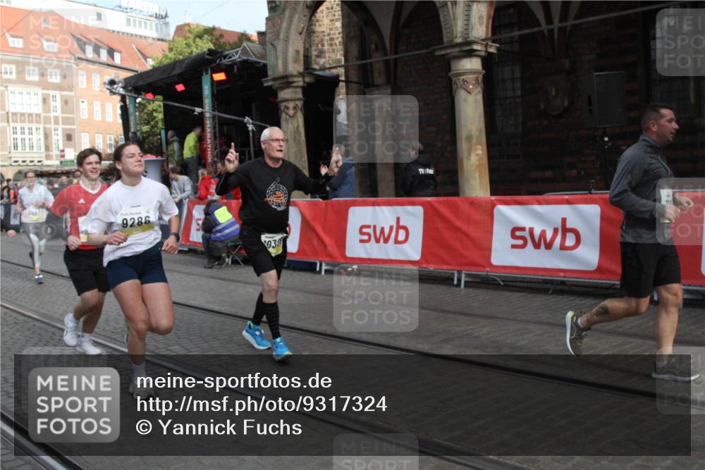 05.10.2025 - 20. swb-Marathon Bremen Yannick Fuchs http://msf.ph/oto/9317324 05.10.2025 11:01:35 Ziel 7908, 9286, 9322, 9371, 10157, 10336, 11194, 11493 meine-sportfotos.de