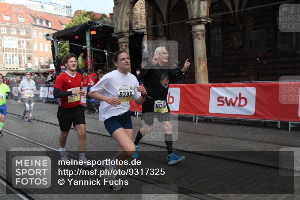 05.10.2025 - 20. swb-Marathon Bremen Yannick Fuchs http://msf.ph/oto/9317325 05.10.2025 11:01:35 Ziel 7908, 9286, 9322, 9371, 10157, 10336, 11194, 11493 meine-sportfotos.de
