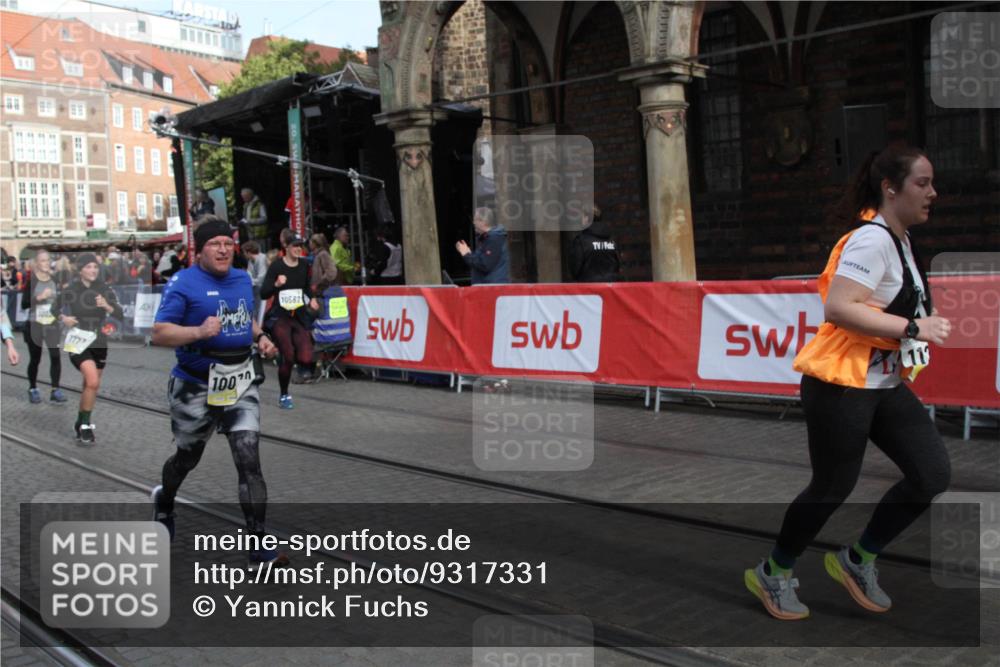 05.10.2025 - 20. swb-Marathon Bremen Yannick Fuchs http://msf.ph/oto/9317331 05.10.2025 11:01:42 Ziel 9278, 9432, 10026, 10030, 10056, 10324, 10562, 11223, 11463, 11732, 11733 meine-sportfotos.de